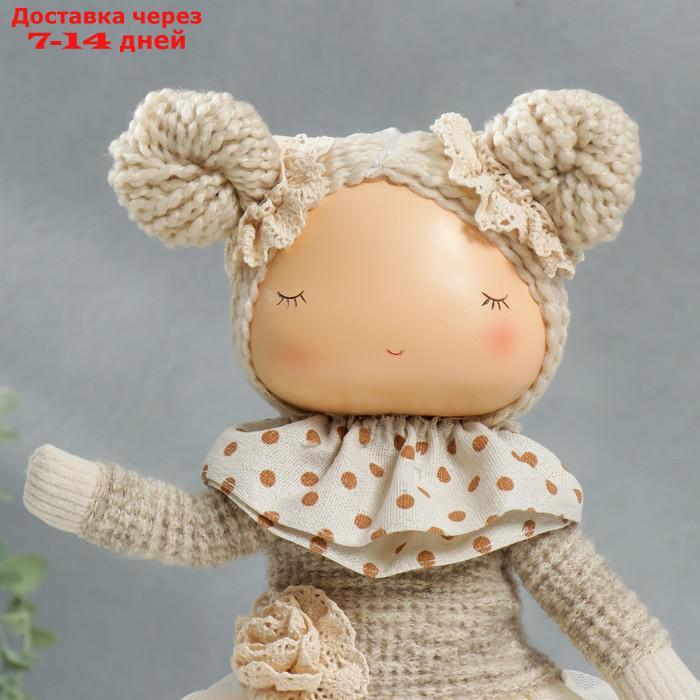 Кукла интерьерная "Малышка в бежевом наряде, юбка из сетки" 33х15х18,5 см - фото 5 - id-p227112046