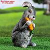 Садовая фигура "Заяц с морковкой" серый, 26х16х12см, фото 2