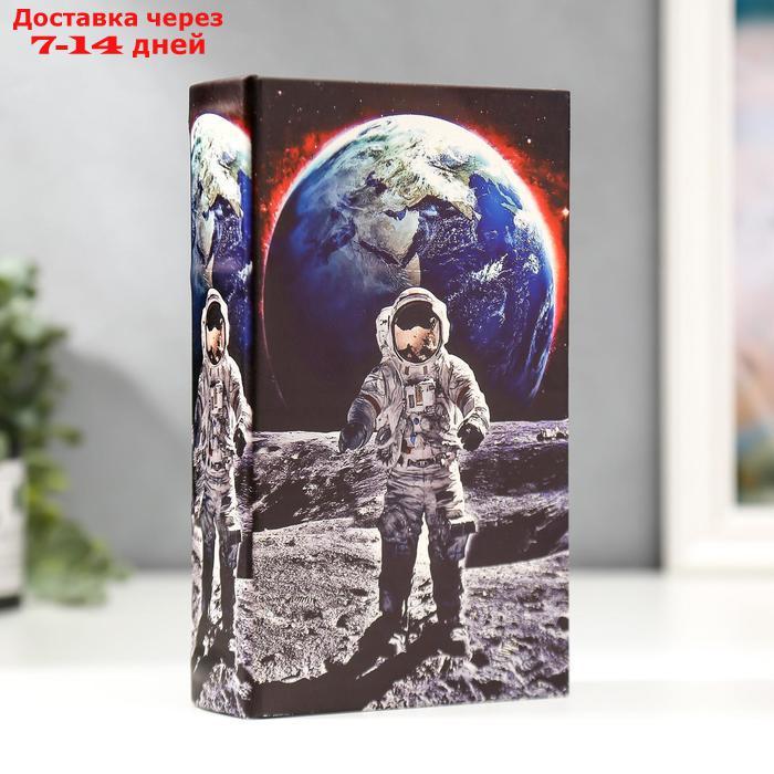 Сейф-книга дерево кожзам "Космонавт на луне" 21х13х5 см - фото 1 - id-p227107318