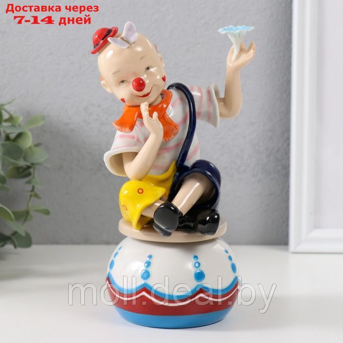 Сувенир керамика музыкальный "Клоун с бабочкой и цветком, сидит на чашке" 9,5х10х18 см - фото 1 - id-p227080501