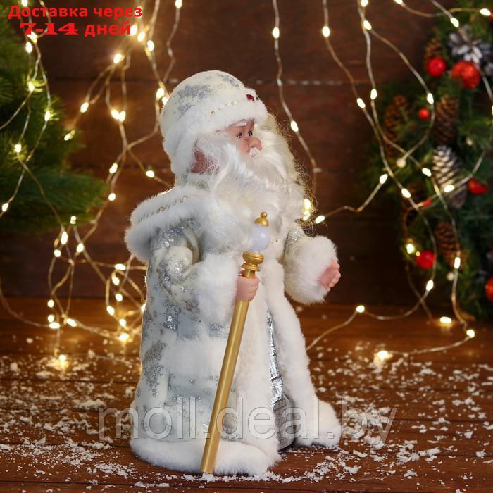 Дед Мороз "С фонариком на посохе и узорами на шубке" 30 см, двигается, белый - фото 6 - id-p227121430