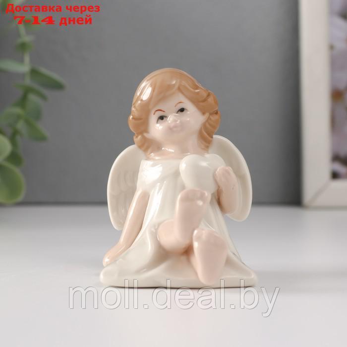 Сувенир керамика "Девочка-ангел в белом платье с сердцем сидит" 6,5х5х7 см - фото 1 - id-p227081607
