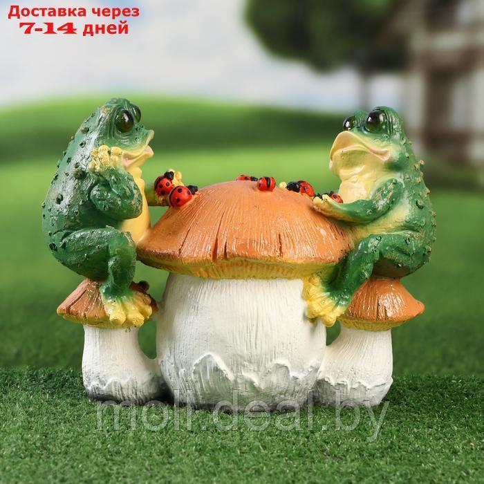 Садовая фигура "Лягушки на грибе с божьими коровками" 21см - фото 1 - id-p227074694