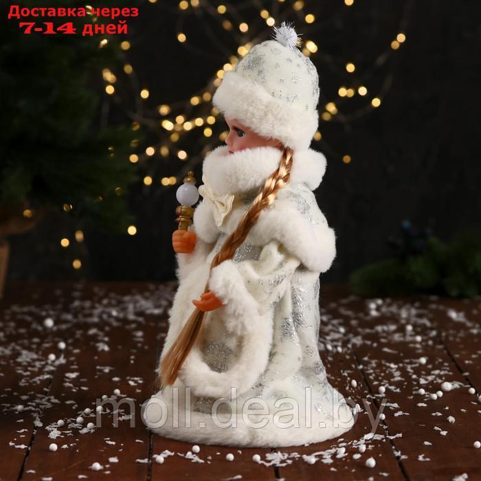 Снегурочка "Пушистой шубке с бантом и фонариком" 30 см, двигается, белый - фото 4 - id-p227123502