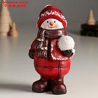 Сувенир керамика "Снеговик в красном наряде со снежком" 9,5х8,5х17,,2 см