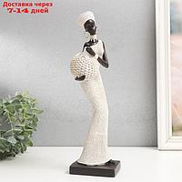 Сувенир полистоун "Африканка с круглым плетёным кувшином" белый 33х9,5х9,5 см