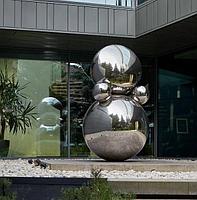 Абстрактная скульптура из нержавеющей стали - Матрешка