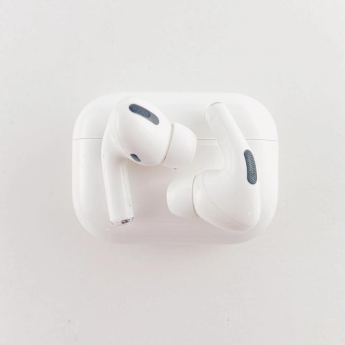 Apple AirPods Pro with Wireless Charging Case (Восстановленный) - фото 2 - id-p227212072