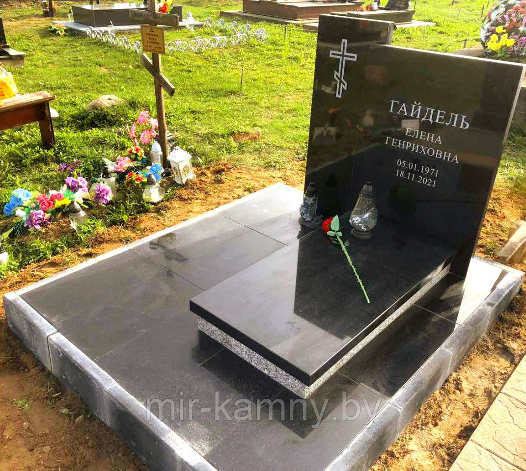 ОДИНОЧНЫЙ ПАМЯТНИК НЕБОЛЬШОГО РАЗМЕРА НА ГРАНИТНОЙ ПЛОЩАДКЕ