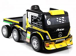Детский электромобиль RiverToys Mercedes-Benz Axor с прицепом (H777HH) желтый