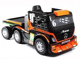 Детский электромобиль RiverToys Mercedes-Benz Axor с прицепом (H777HH) оранжевый