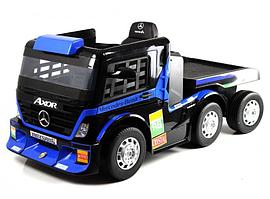 Детский электромобиль RiverToys Mercedes-Benz Axor с прицепом (H777HH) темно-синий