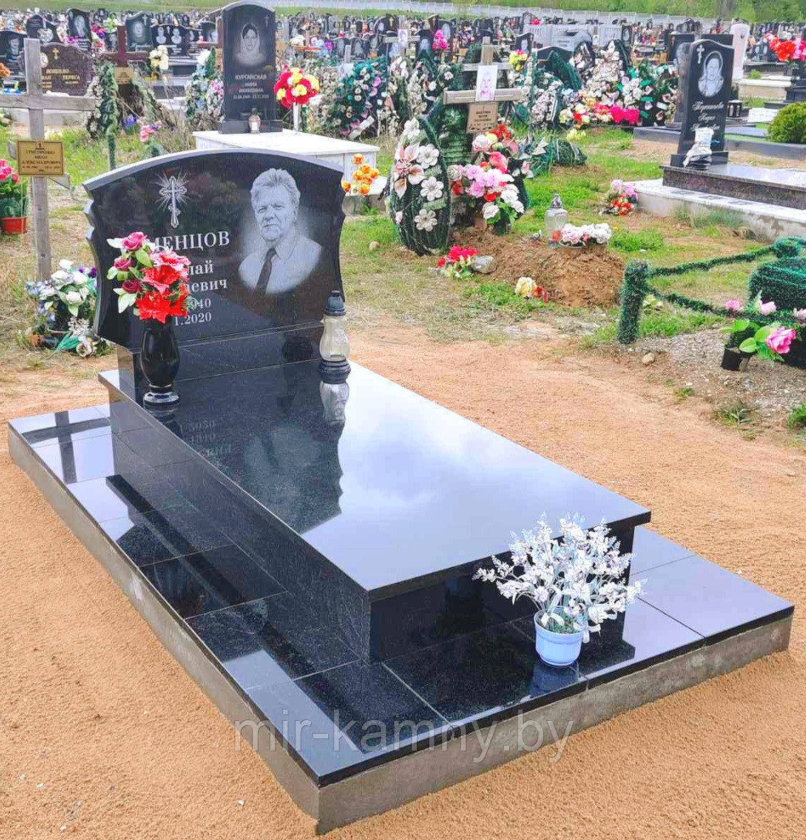 ГРАНИТНЫЙ ПАМЯТНИК В КЛАССИЧЕСКОМ ИСПОЛНЕНИИ ДЛЯ МУЖЧИНЫ