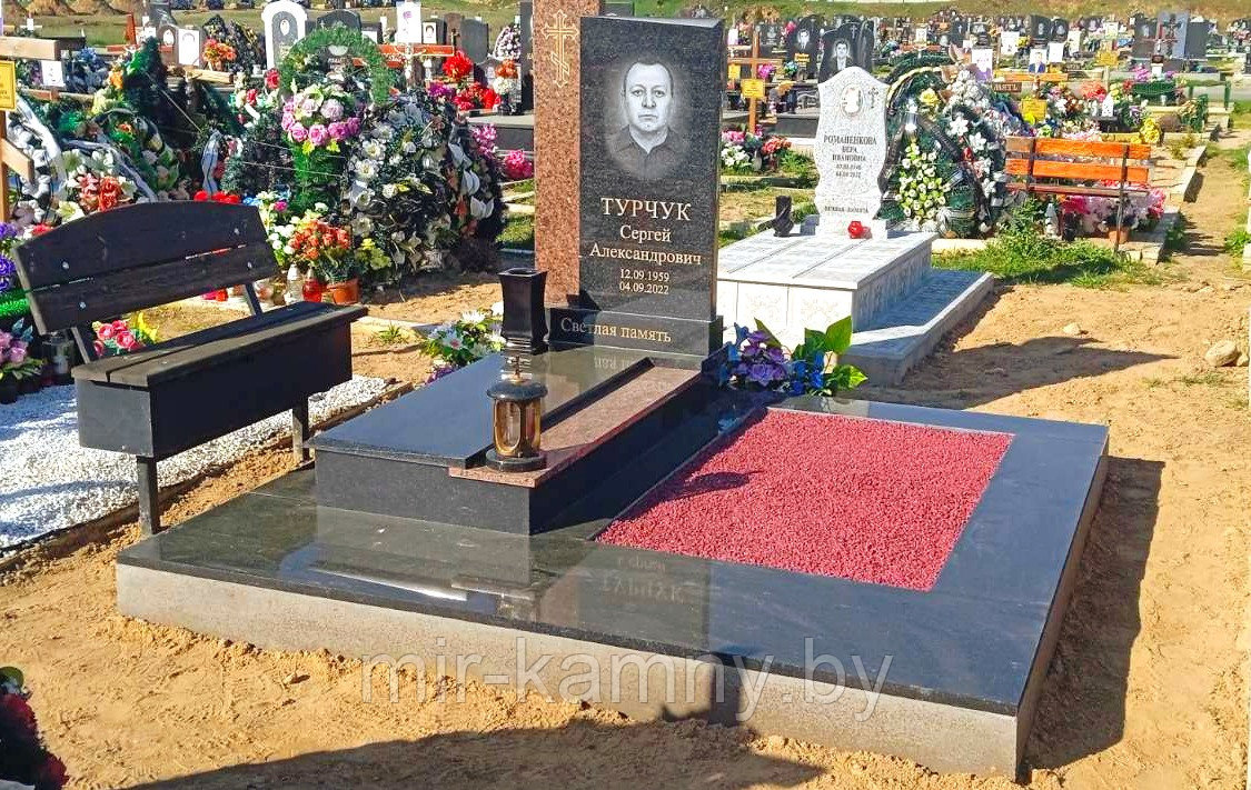ГРАНИТНЫЙ ОДИНОЧНЫЙ КОМПЛЕКС НА ДВОЙНОЙ ПЛОЩАДКЕ С МОНТАЖНЫМ ОКНОМ