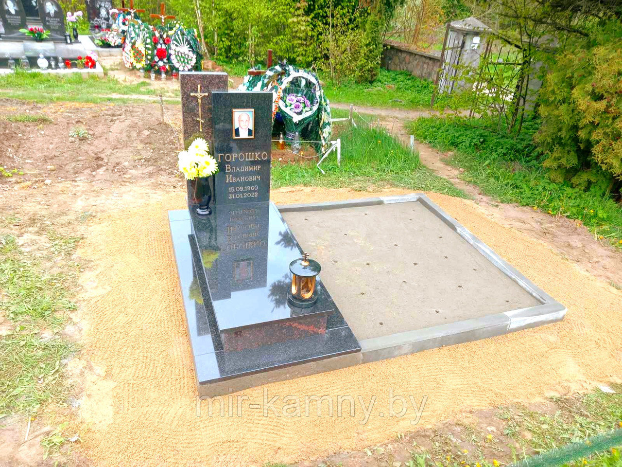 КОМБИНИРОВАННЫЙ ОДИНОЧНЫЙ ПАМЯТНИК С НАКЛАДНОЙ БРОНЗОЙ
