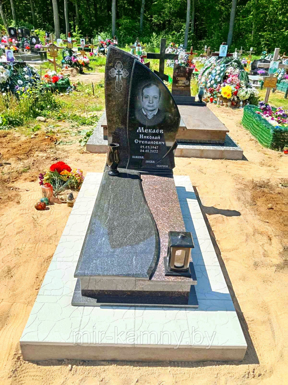 КРАСИВЫЙ КОМБИНИРОВАННЫЙ ПАМЯТНИК ИЗ СОСТАВНЫХ ПЛИТ