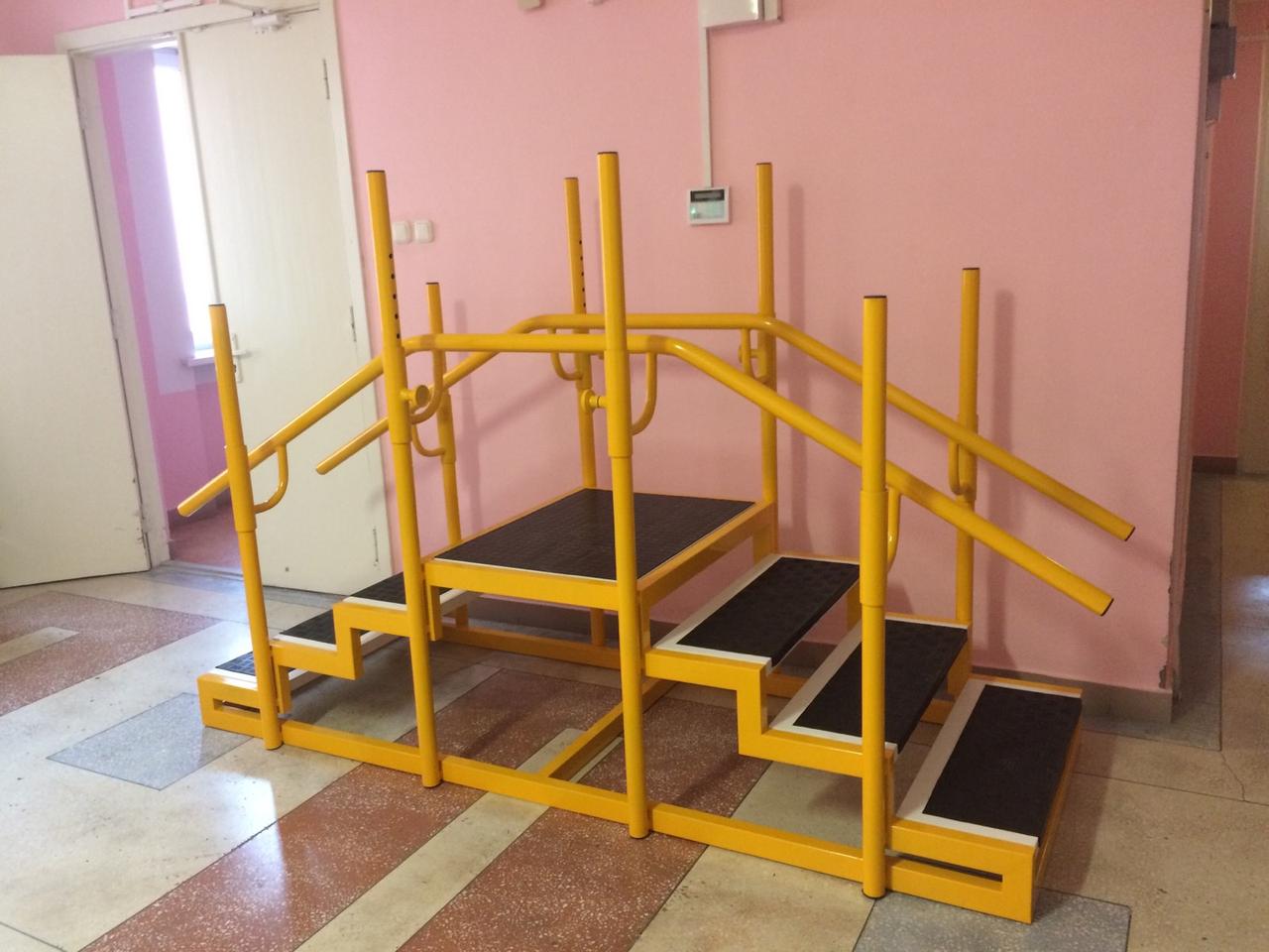 Маршевая лестница с регулируемыми по высоте брусьями