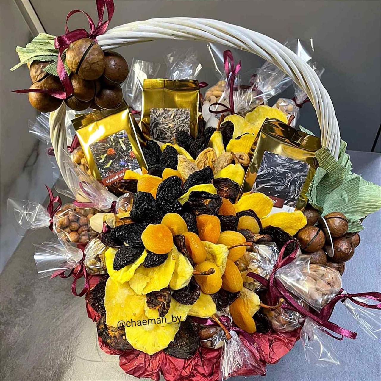 Корзина с сухофруктами