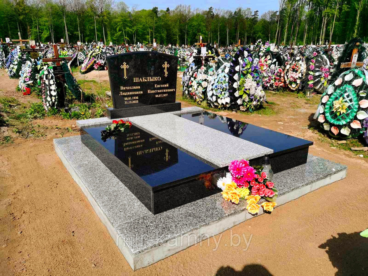 ДВОЙНОЙ ГРАНИТНЫЙ КОМПЛЕКС ИЗ ЧЁРНОГО И СЕРОГО ГРАНИТА НА ГРАНИТНОЙ ПЛОЩАДКЕ.