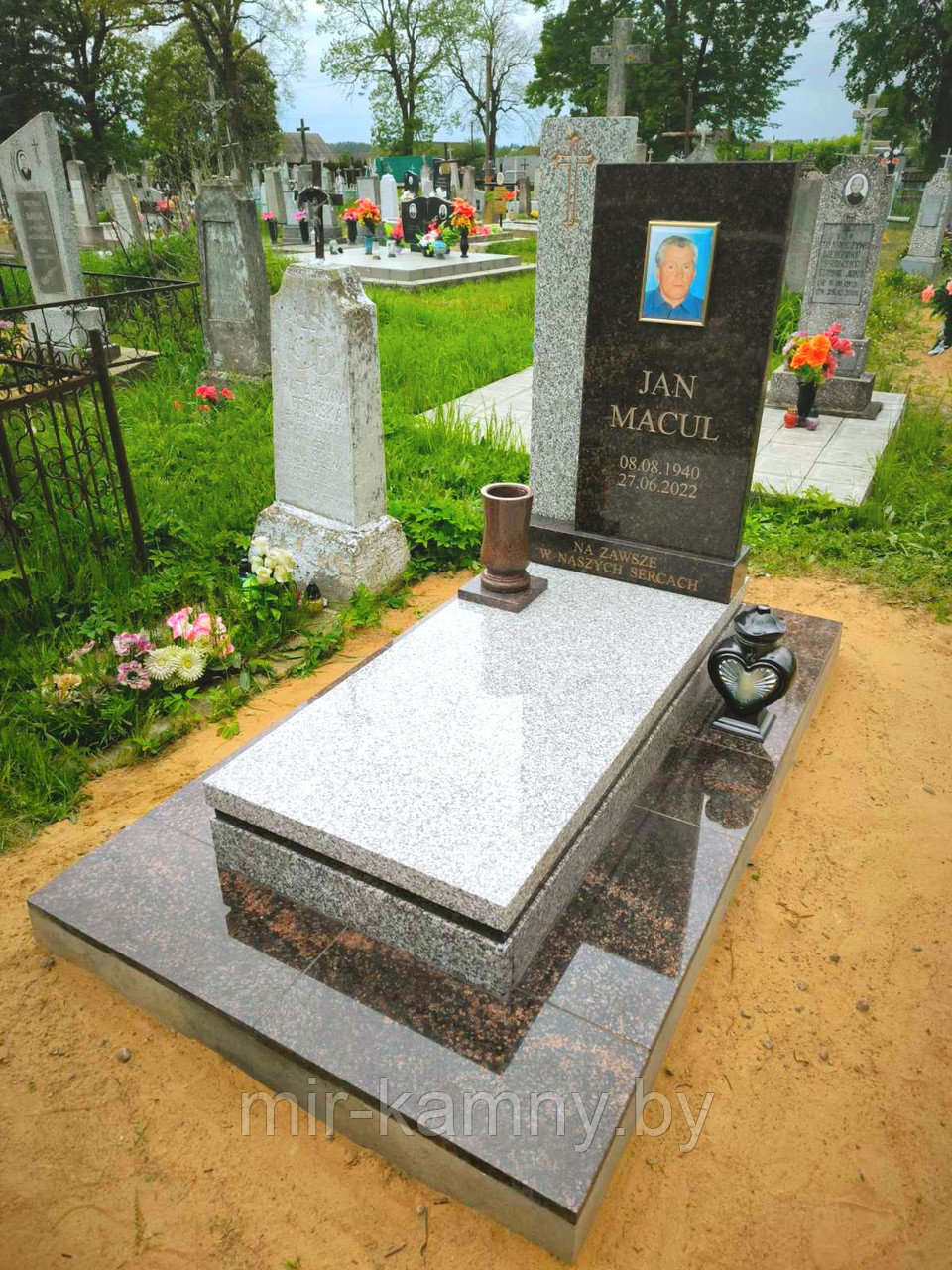 ОДИНОЧНЫЙ ПАМЯТНИК В ЕВРОПЕЙСКОМ СТИЛЕ ИЗ СЕРОГО И КОРИЧНЕВОГО ГРАНИТА