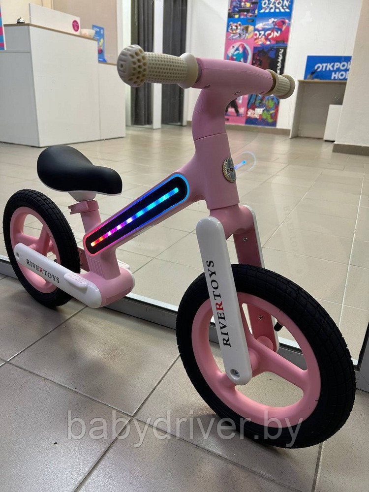 Детский беговел RiverToys HB-003 (розовый) 14 дюймов, LED подсветка колёс