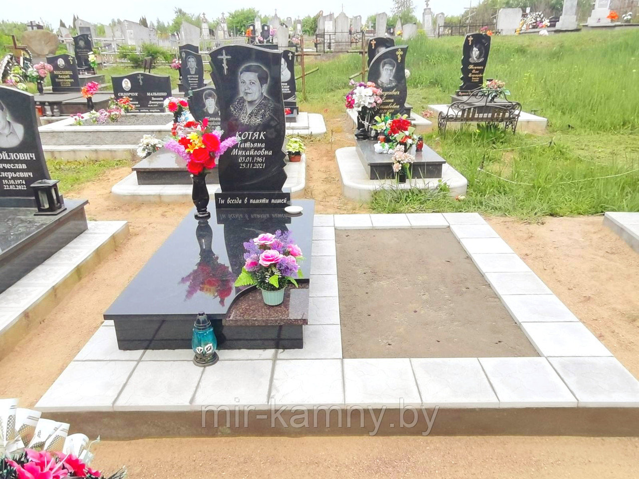 ОДИНОЧНЫЙ ПАМЯТНИК НА ДВОЙНОЙ ПЛОЩАДКЕ С МОНТАЖНЫМ ОКНОМ
