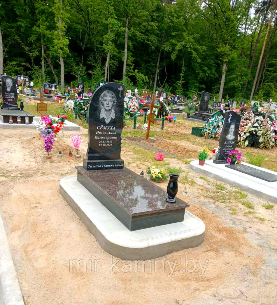 ГРАНИТНЫЙ ПАМЯТНИК С НЕБОЛЬШИМ НАДГРОБИЕМ