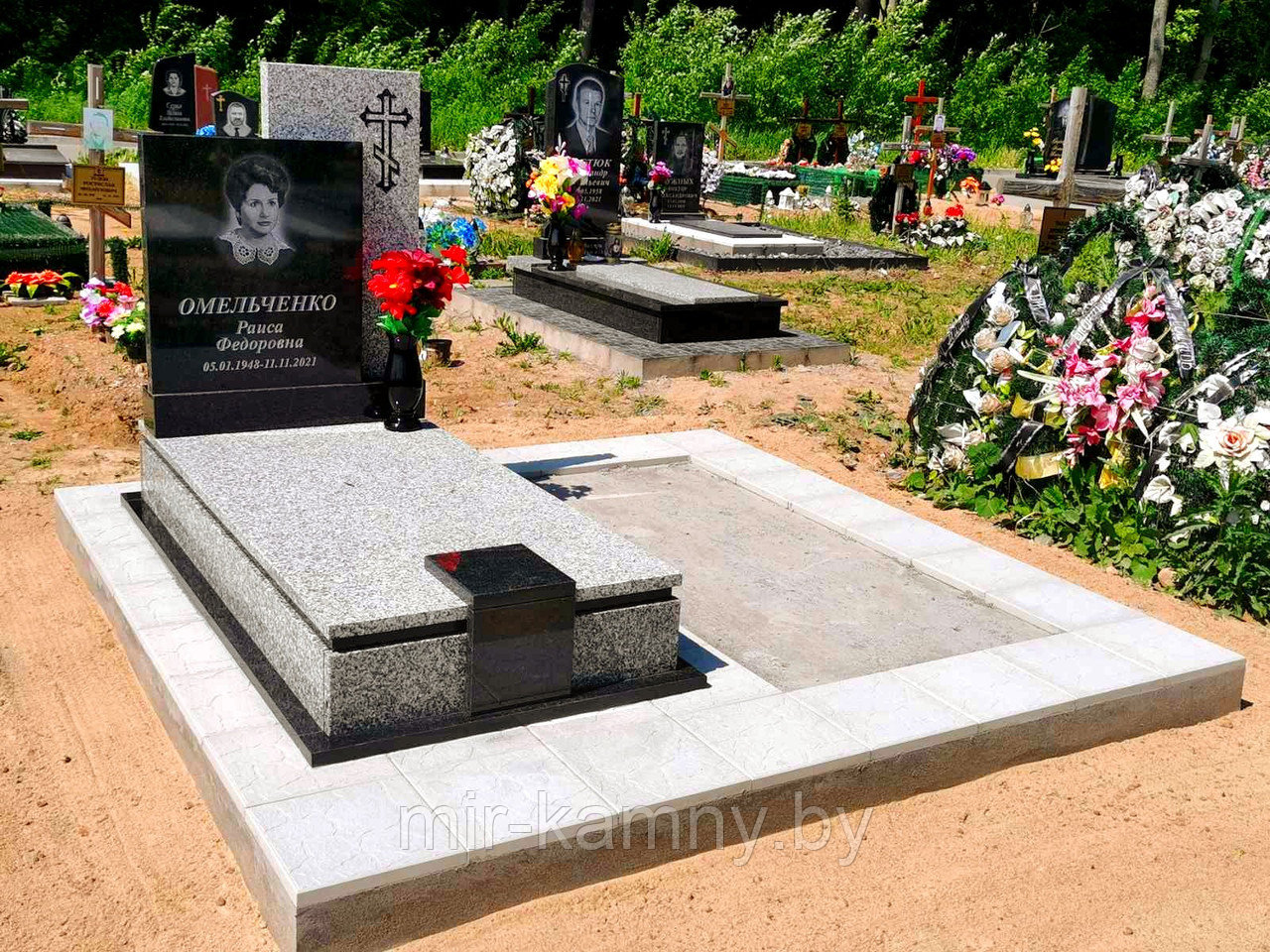 ОДИНОЧНЫЙ ПАМЯТНИК НА ДВОЙНОЙ ПЛОЩАДКЕ С МОНТАЖНЫМ ОКНОМ