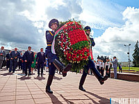 Венки-дань подвигу!