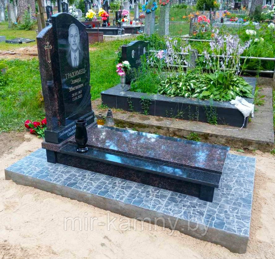 ДВЕ СОСТАВНЫХ СТЕЛЫ НА ОДИНОЧНОМ КОМБИНИРОВАННОМ НАДГРОБИИ