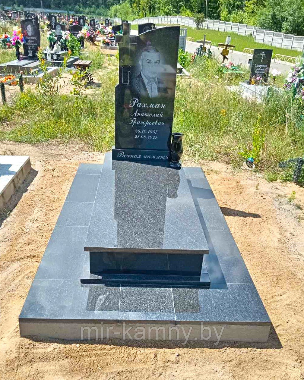 ГРАНИТНЫЙ ПАМЯТНИК В ПУТРИШКАХ