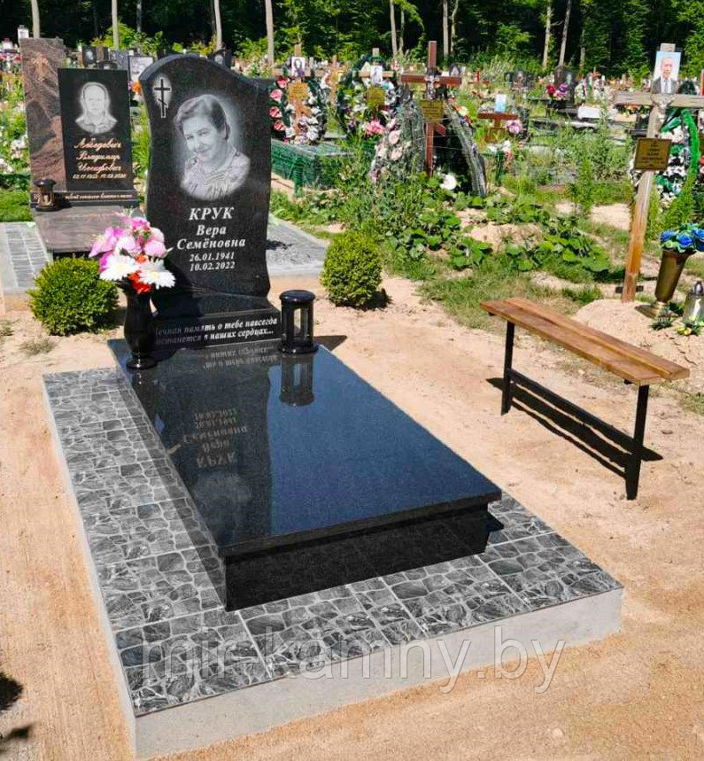 ОДИНОЧНЫЙ ГРАНИТНЫЙ ПАМЯТНИК ДЛЯ ЖЕНЩИНЫ