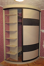 Бежевый радиусный шкаф и вставки из черной кожи