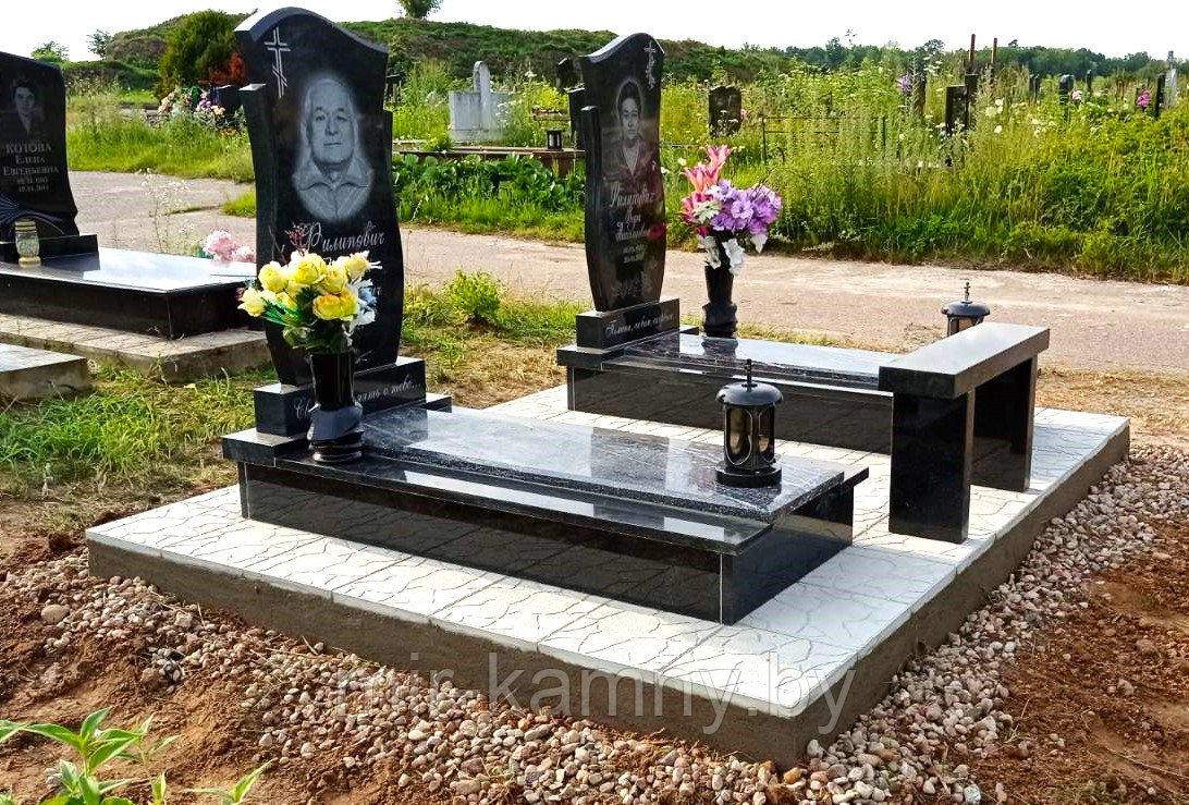 ДВА ОДИНОЧНЫХ НАДГРОБИЯ НА ДВОЙНОЙ ПЛОЩАДКЕ