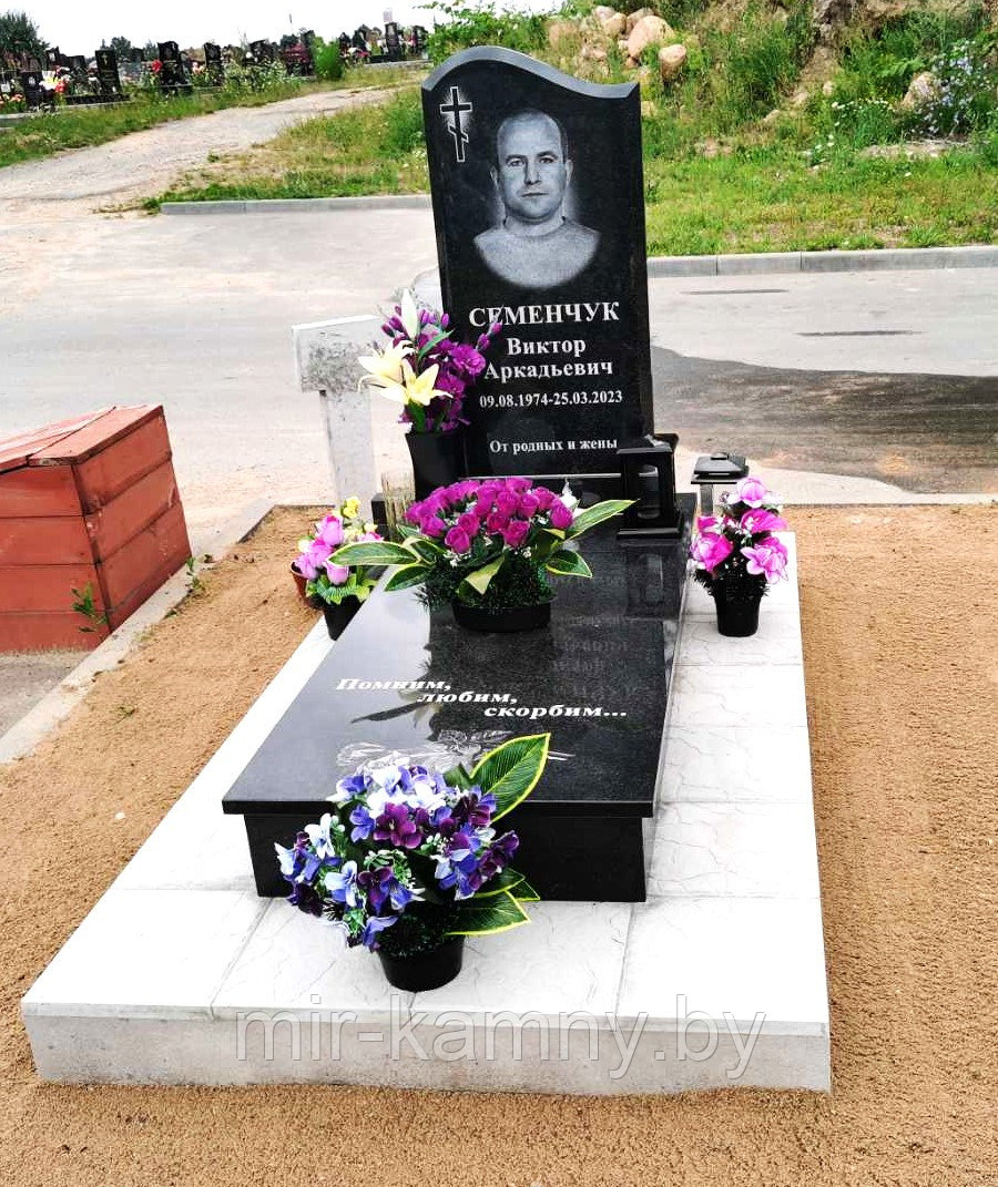 ГРАНИТНЫЙ ПАМЯТНИК В КЛАССИЧЕСКОМ ИСПОЛНЕНИИ