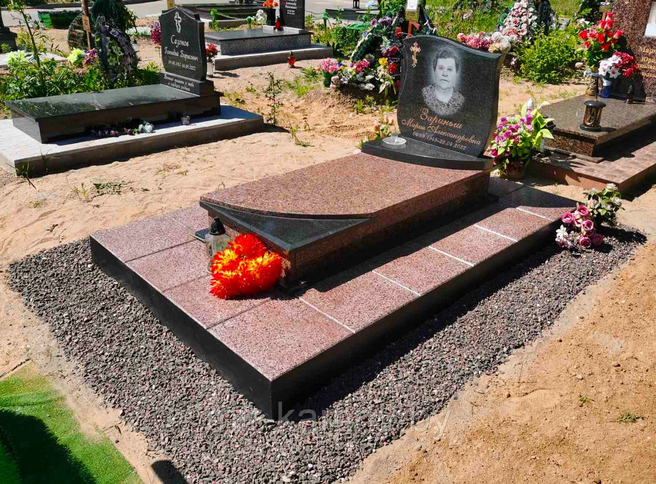 КОМБИНИРОВАННЫЙ ПАМЯТНИК ИЗ РОЗОВОГО И ЧЁРНОГО ГРАНИТА НА ОДИНОЧНОЕ ЗАХОРОНЕНИЕ