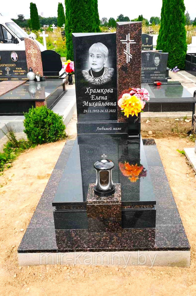 ОДИНОЧНЫЙ ПАМЯТНИК В ЕВРОПЕЙСКОМ СТИЛЕ НА ГРАНИТНОЙ ПЛОЩАДКЕ