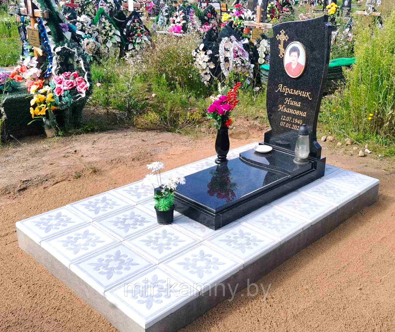 НЕБОЛЬШОЙ ГРАНИТНЫЙ ПАМЯТНИК НА ОДИНОЧНОЕ ЗАХОРОНЕНИЕ С НАДГРОБИЕМ В ВИДЕ ЗАКРЫТОЙ ЦВЕТОЧНИЦЫ