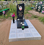 НЕБОЛЬШОЙ ГРАНИТНЫЙ ПАМЯТНИК НА ОДИНОЧНОЕ ЗАХОРОНЕНИЕ С НАДГРОБИЕМ В ВИДЕ ЗАКРЫТОЙ ЦВЕТОЧНИЦЫ, фото 3