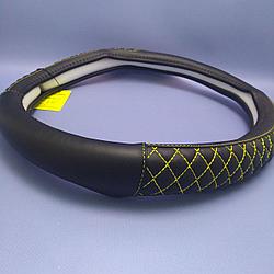 Оплетка - чехол на руль автомобиля классический New, М 37-39 см., Черный с желтой шнуровкой