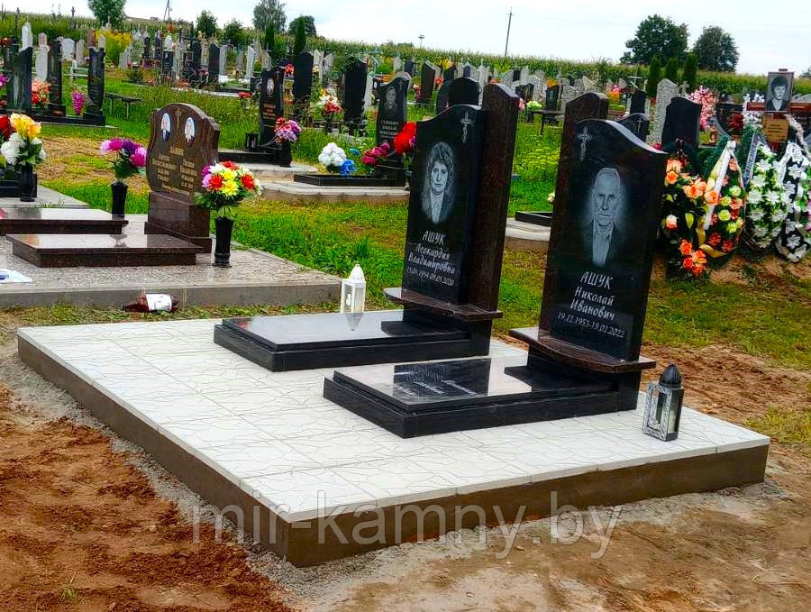ДВА ГРАНИТНЫХ НЕБОЛЬШИХ ПАМЯТНИКА НА ОБЩЕЙ ПЛОЩАДКЕ В ВОЛКОВЫСКЕ