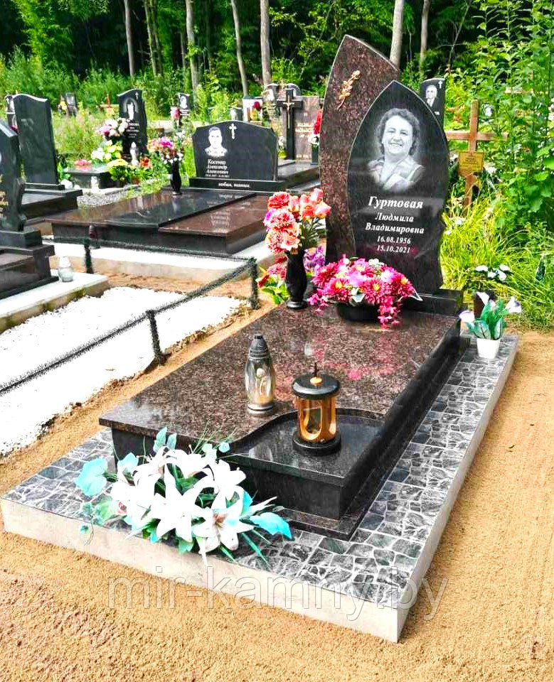 ОДИНОЧНЫЙ КОМБИНИРОВАННЫЙ ПАМЯТНИК В ИВЬЕ
