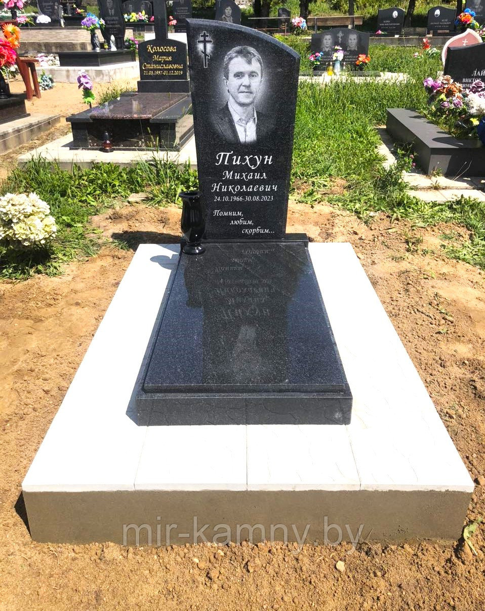 ОДИНОЧНЫЙ ГРАНИТНЫЙ ПАМЯТНИК С НАДГРОБИЕМ В ВИДЕ ЗАКРЫТОГО ЦВЕТНИКА