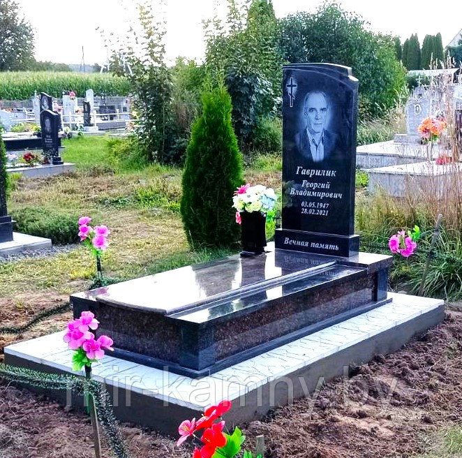 КОМБИНИРОВАННЫЙ ПАМЯТНИК ДЛЯ МУЖЧИНЫ ИЗ ЧЁРНОГО И КОРИЧНЕВОГО ГРАНИТА