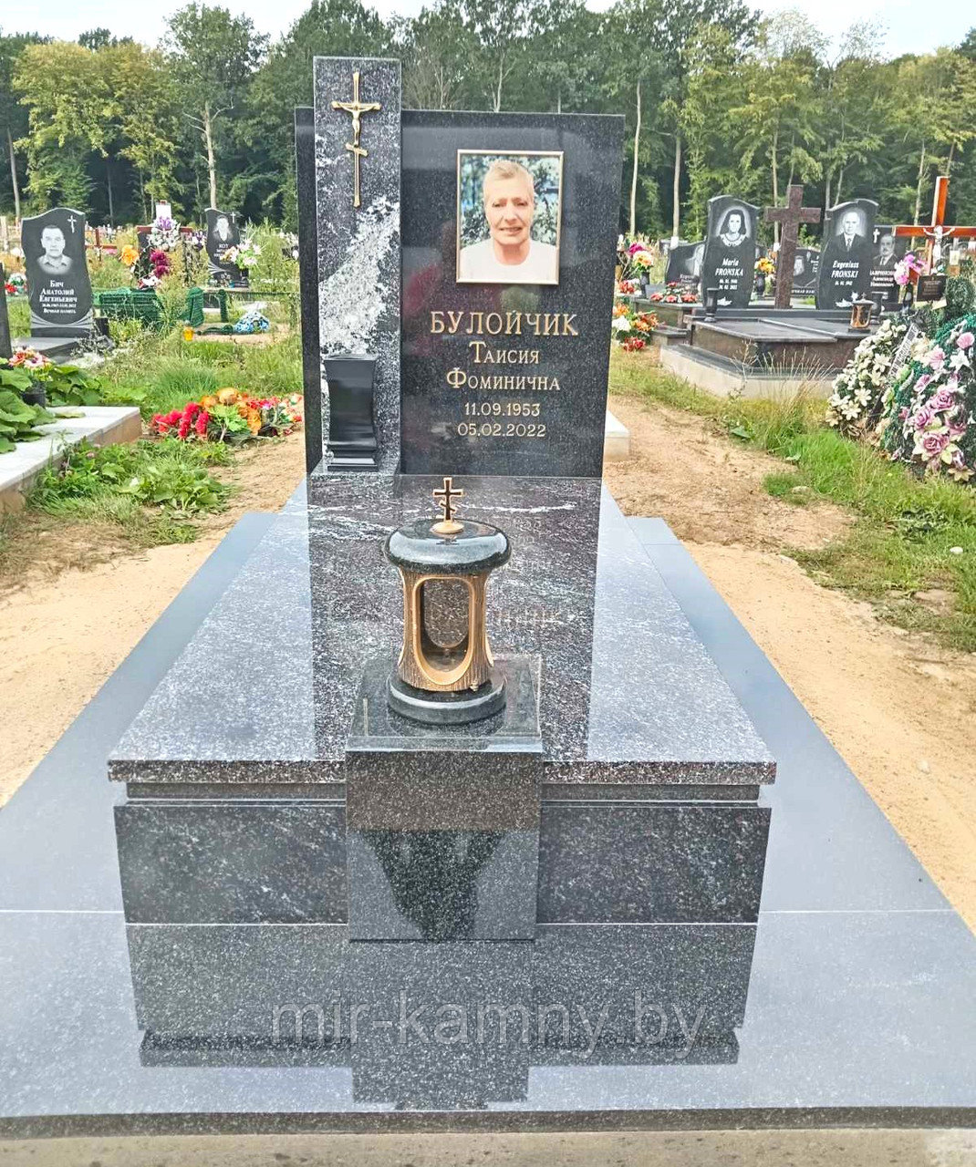 ОДИНОЧНЫЙ ГРАНИТНЫЙ ПАМЯТНИК В ЕВРОПЕЙСКОМ СТИЛЕ