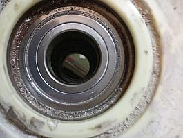 На переднем подшипнике 6207 SKF уже есть коррозия. можно сказать что разобрали вовремя. 