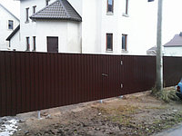 Забор из одностороннего профлиста с декоративной планкой, распашными воротами и калиткой, высотой 1.7 метра. Цвет по каталогу RAL 8017.