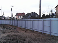 Забор из одностороннего профлиста с декоративной планкой, распашными воротами и калиткой, высотой 1.7 метра. Цвет по каталогу RAL 8017.