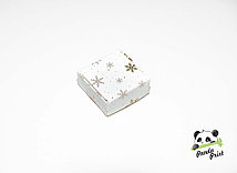 Коробка 50х50х20 Снежинки золотые на белом фоне