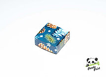 Коробка 50х50х20 Шишки на синем фоне